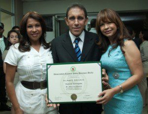 y gerente de relaciones públicas, Sra. Ada Guzmán, Dr. Félix Cruz Jiiminián y su esposa, Licda. Alida Camacho de Cruz.