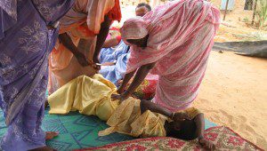Un grupo de mujeres escenifican la ablación del clítoris, en un taller de sensibilización en Mauritania. Foto elpais.com
