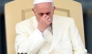 VIDEO: El Papa Francisco se golpea en el rostro con el papamóvil