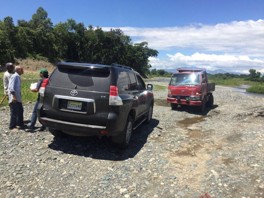 Medio Ambiente atrapa hombres extrayendo agregados de río en San Juan