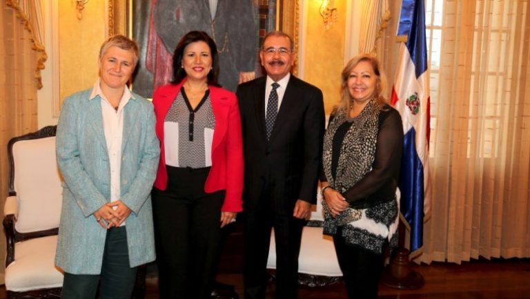 Danilo Medina evalúa proyectos sociales con representantes Banco Mundial