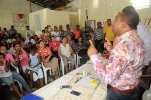 René Polanco habla con los comunitarios de Santo Domingo Norte