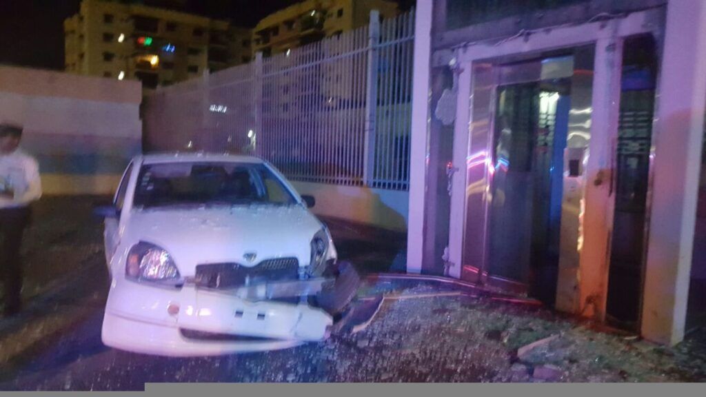 Carro choca contra ascensor que conduce al metro en la Máximo Gómez