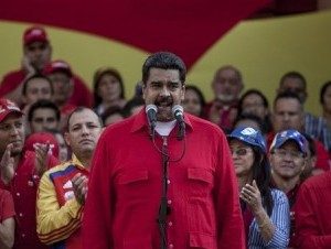 El presidente de Venezuela, Nicolás Maduro, habla durante un mitin político contra el Congreso en Caracas, Venezuela, el martes 25 de octubre de 2016. (AP )