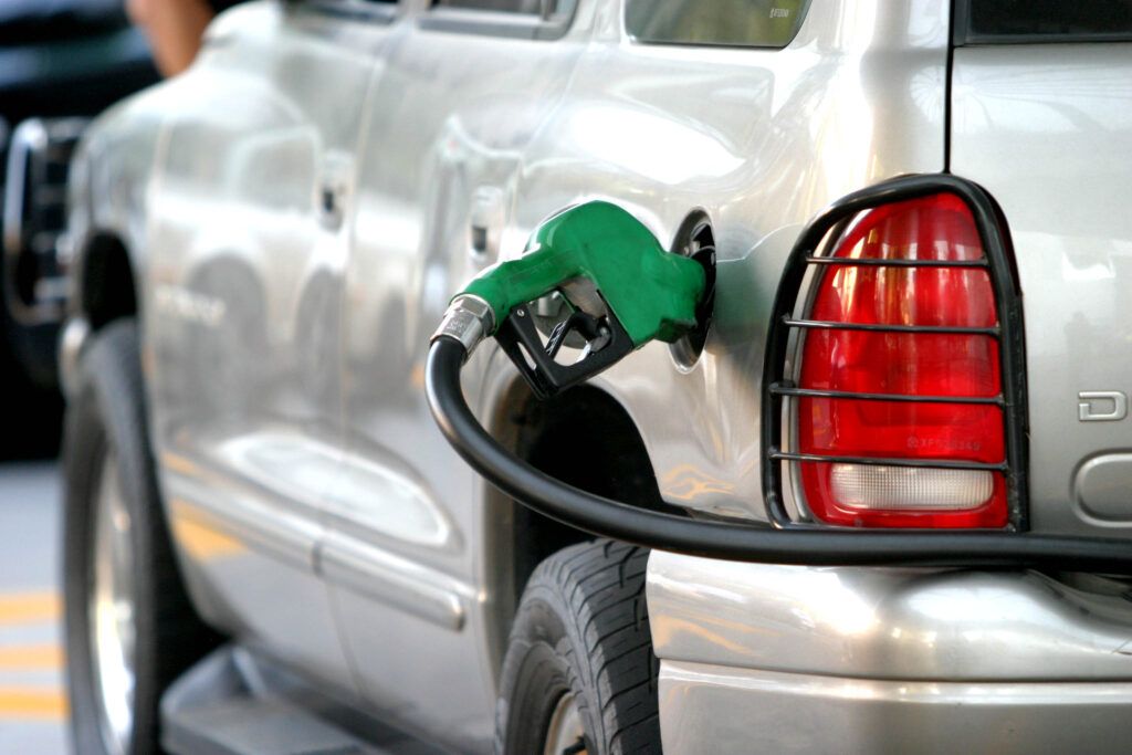 Bajan precio de los combustibles con la excepción de la gasolina regular