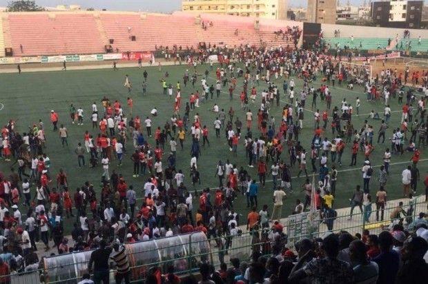 Supuesta pelea deja al menos 8 muertos y más de 50 heridos en estadio de fútbol
