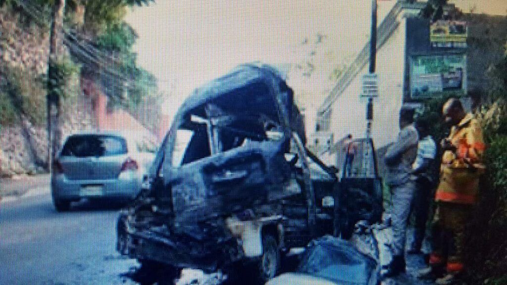 (Video) Vehículo se incendia y explota en Arroyo Hondo