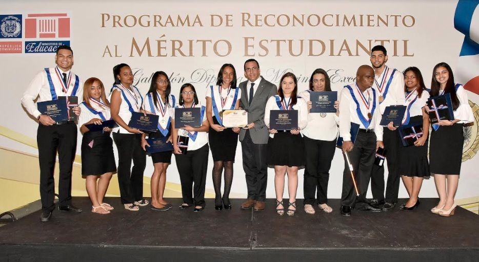 Andrés Navarro reconoce estudiantes meritorios de todo el país