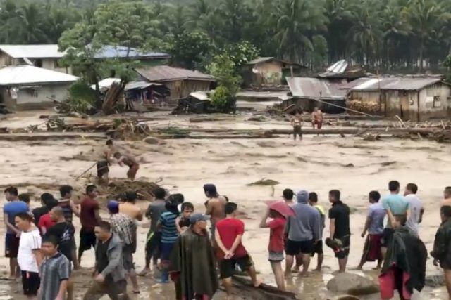 Al menos 120 muertos deja tormenta tropical en Filipinas