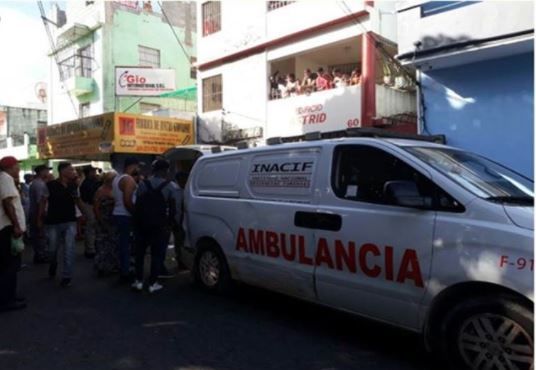 Muere hombre en Villa Juana al caer de cuarto piso