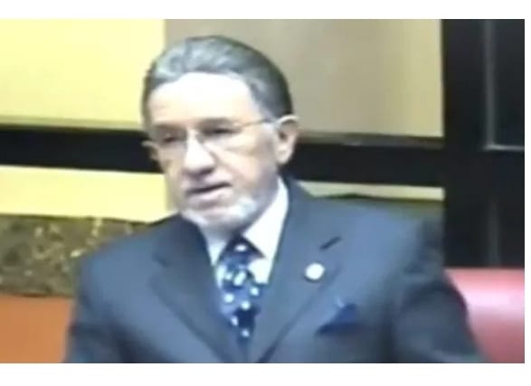 Video: senador Amable Aristy sorprende con nuevo “look” en Congreso Nacional
