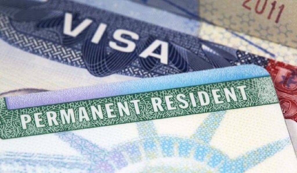 EEUU planea restringir beneficios de tarjeta verde para inmigrantes
