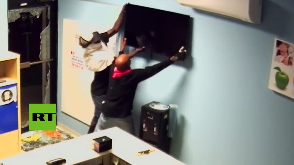 VIDEO: Ladrones desisten de robarse TV porque le dio mucho trabajo