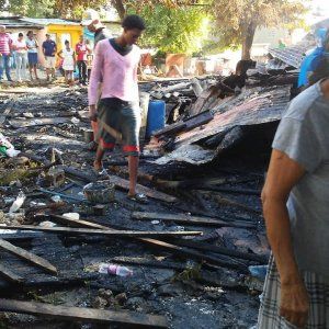 En Los Alcarrizos incendio destruye 10 casas