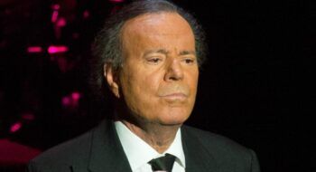Julio Iglesias publica los mensajes de Whatsapp que le enviaban sus empleadas