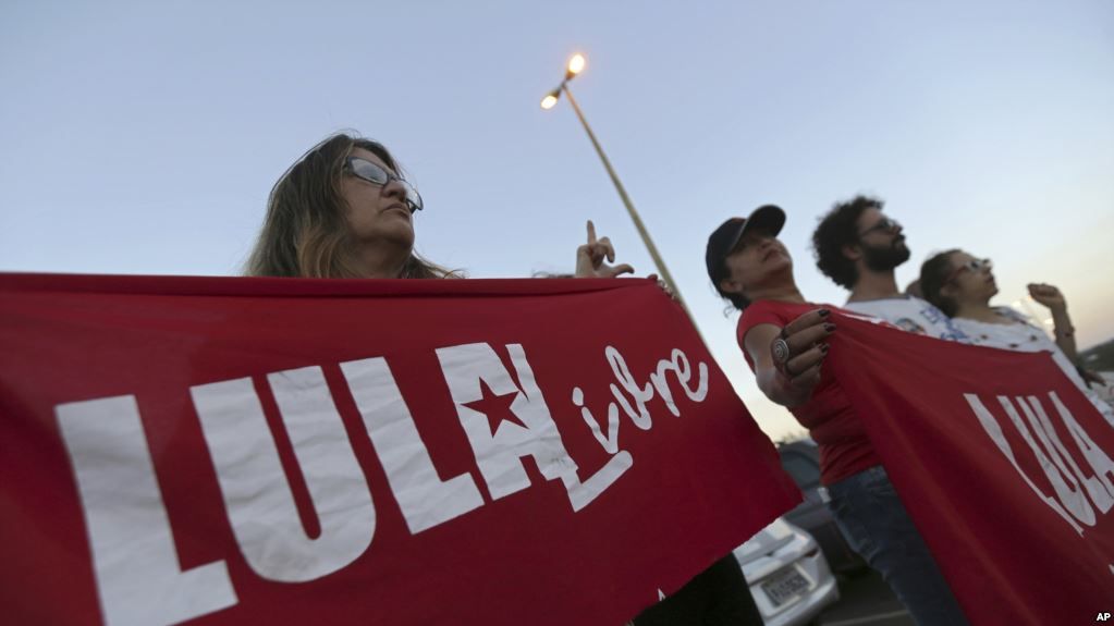 Juez brasileño emite fallo que podría dejar en libertad a expresidente Lula