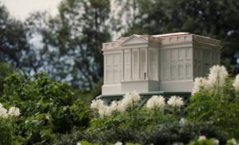 Melania Trump instala nueva colmena en la Casa Blanca para ampliar producción de miel